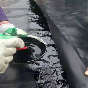 采用土工膜專用膠修補(bǔ)破損